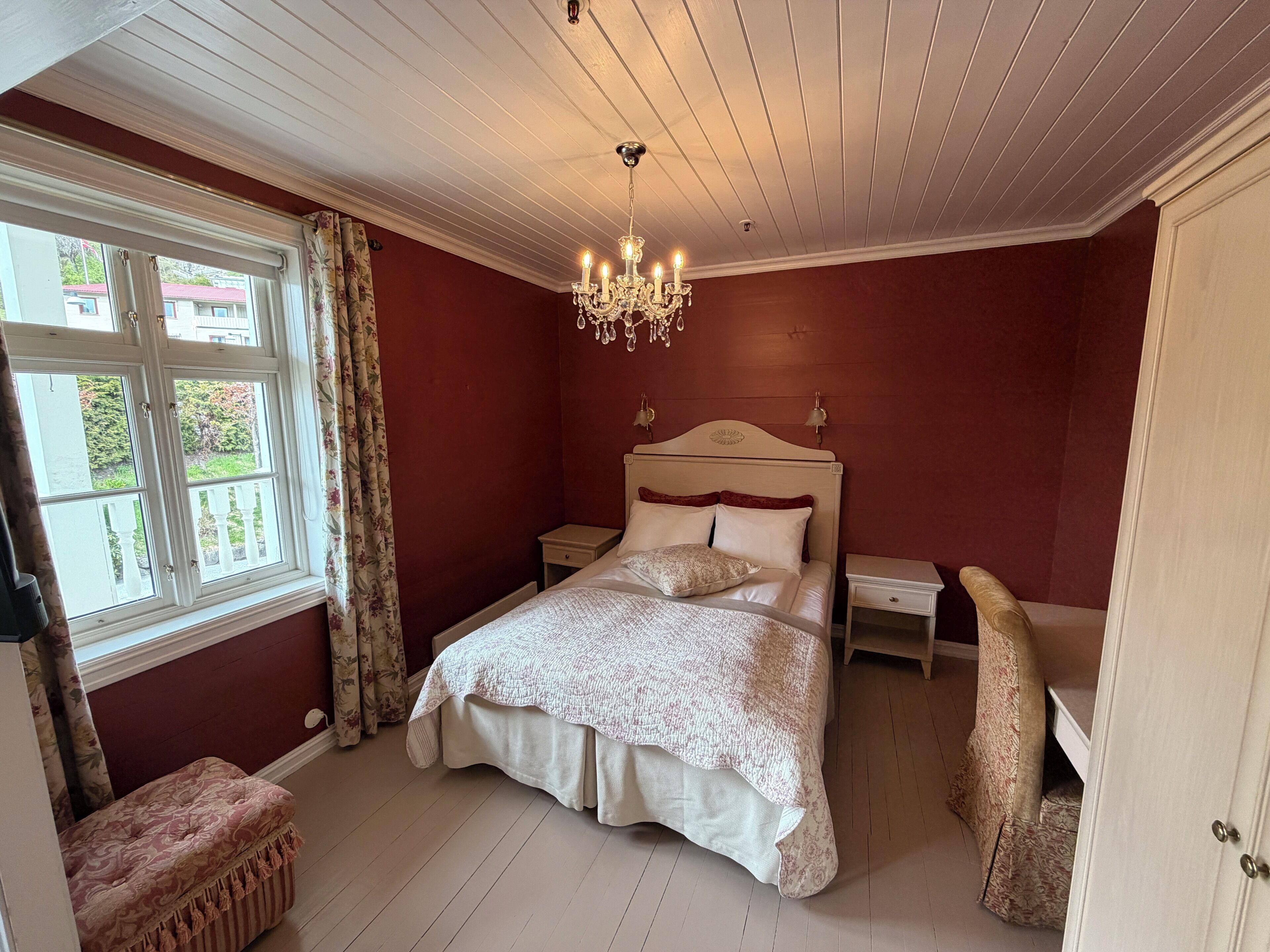 Historic Room | Trang trí khác biệt, trang bị nội thất với thiết kế riêng biệt, bàn 