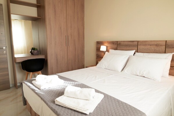 2 habitaciones, escritorio y tabla de planchar con plancha 