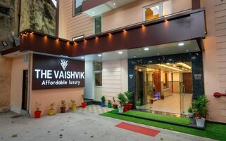 Entrada de hotel con un cartel que dice "The Vaishvik Affordable Luxury".
