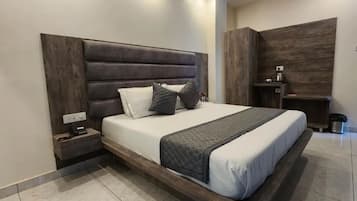 Un dormitorio moderno con una cama grande, una mesita de noche y un cabecero de madera.