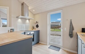 Refrigerador, microondas, lavavajillas y cafetera y tetera 