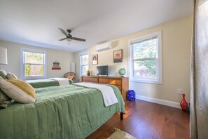 3 bedrooms, desk, iron/ironing board, free WiFi