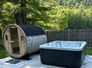 Outdoor spa tub - Outdoor Sauna, Hot tub, Fire Pit, Dogs Welcome! (Great Barrington)
