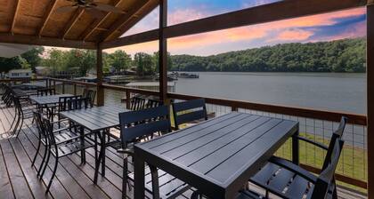 Huge Lakefront Yard, Private Dock - Amazing Views!