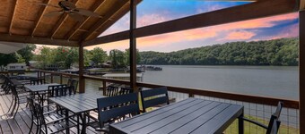 Huge Lakefront Yard, Private Dock - Amazing Views!