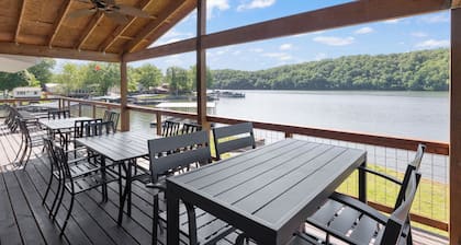 Huge Lakefront Yard, Private Dock - Amazing Views!
