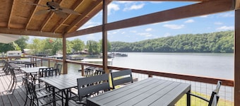 Huge Lakefront Yard, Private Dock - Amazing Views!