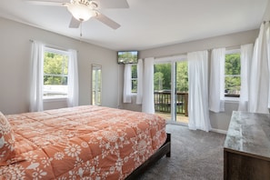 5 bedrooms, iron/ironing board, free WiFi, bed sheets - New! 2 Homes-Firepit, Hot Tub, Huge Yard and Dock (Rocky Mount)