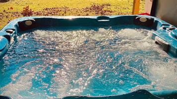 Tina de hidromasaje al aire libre