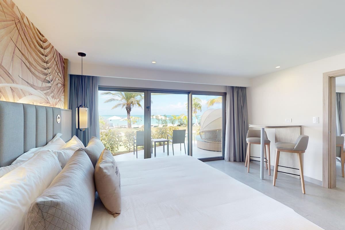 Luxury Presidential Beach Front Walkout One Bedroom Suite Diamond Club | 高級寢具、免費迷你吧、客房內保險箱、書桌