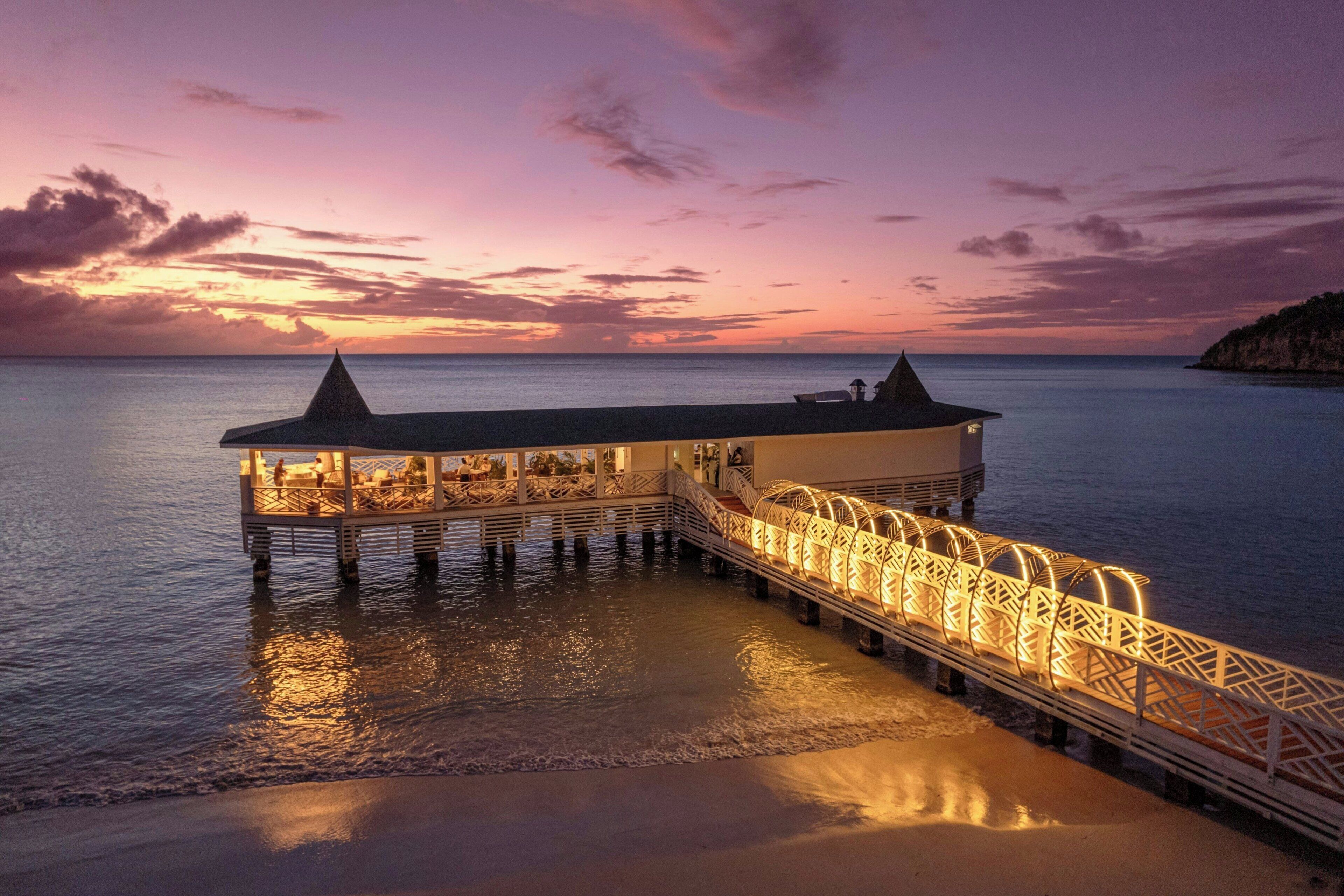 7 restaurants, breakfast, lunch, dinner served; international cuisine