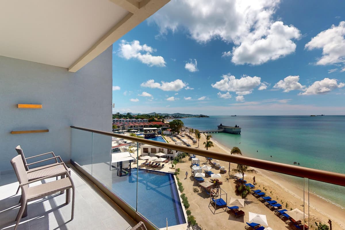 Luxury Presidential Beach front One Bedroom Suite Diamond Club | 高級寢具、免費迷你吧、客房內保險箱、書桌