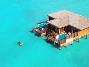 Ropa de cama de alta calidad y minibar con artículos gratuitos