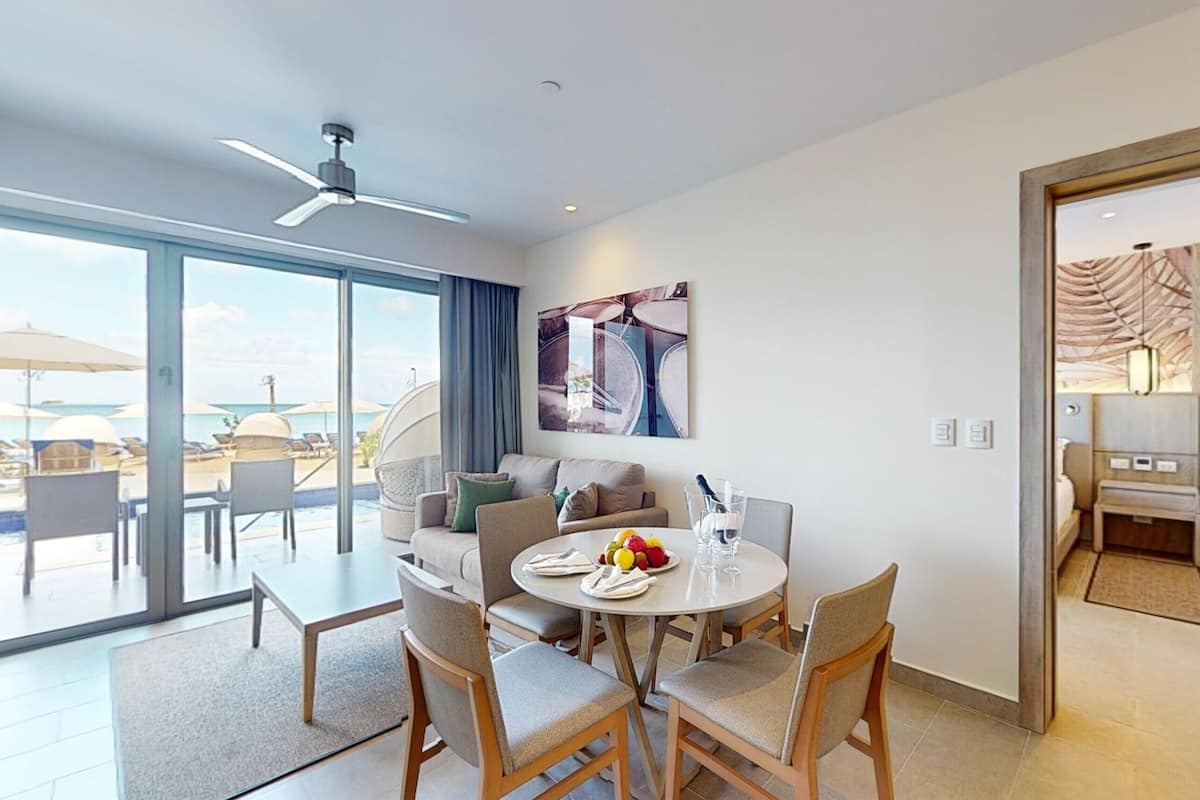 Luxury Presidential Beach Front Swim Out One Bedroom Suite Diamond Club | 高級寢具、免費迷你吧、客房內保險箱、書桌