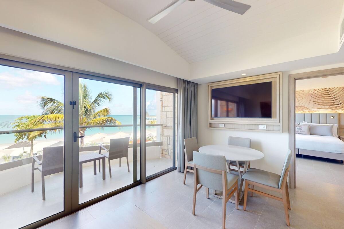 Luxury Presidential Ocean Front One Bedroom Suite Diamond Club | 起居區 | 49-吋電視，提供有線頻道