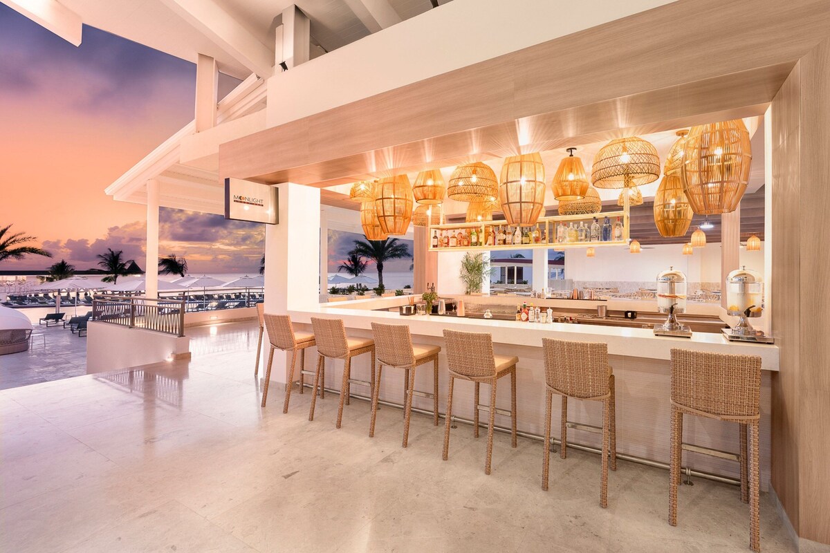 7 restaurants, breakfast, lunch, dinner served; international cuisine