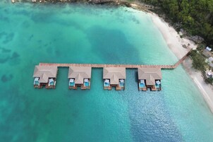 Ropa de cama de alta calidad y minibar con artículos gratuitos 