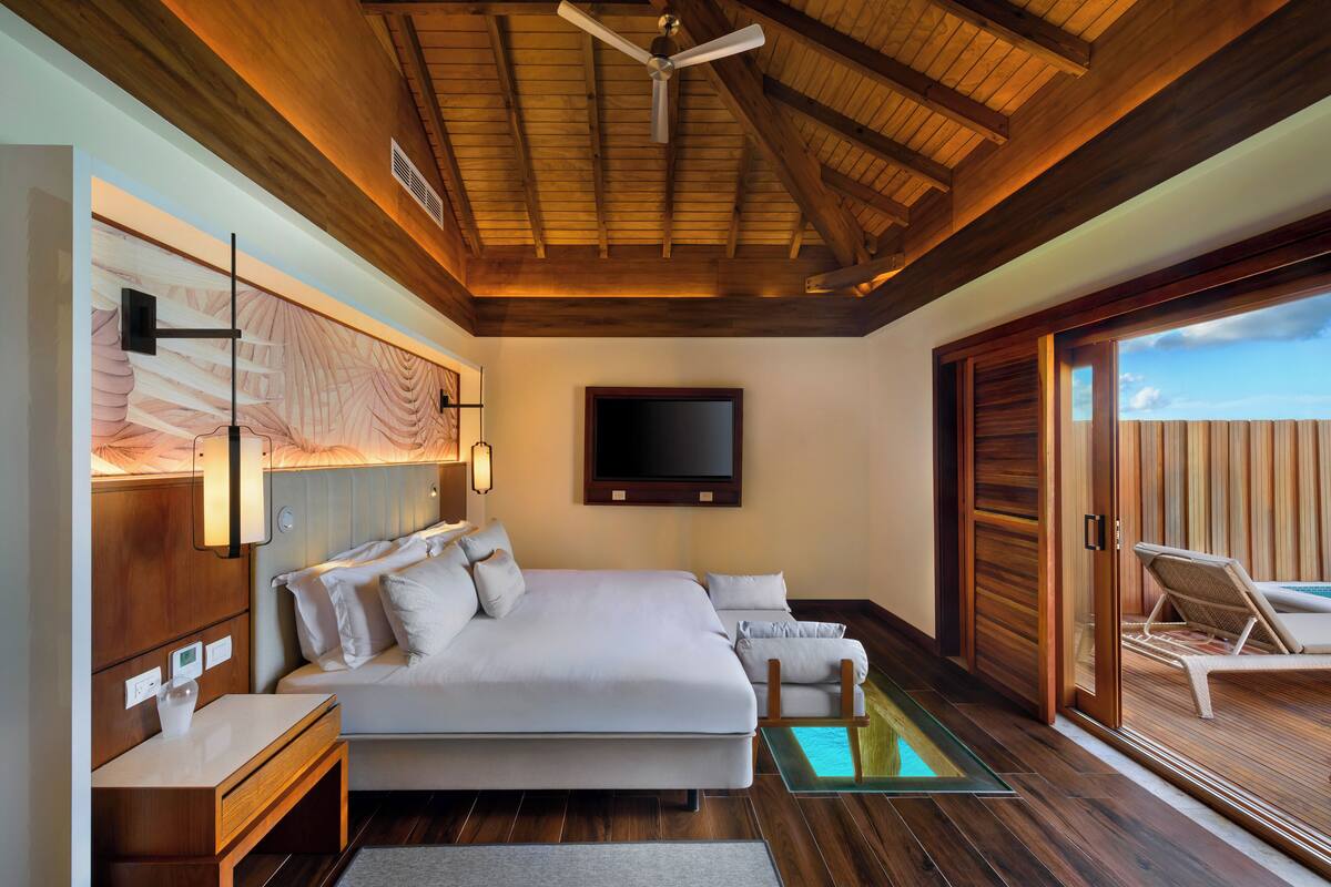 Luxury Presidential Sunset Overwater Suite Diamond Club | 高級寢具、免費迷你吧、客房內保險箱、書桌