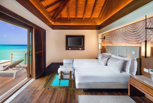 Luxury Junior Sunset Overwater Suite Diamond Club | 高級寝具、ミニバー (無料)、セーフティボックス (室内)、デスク