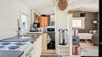 Fridge, oven, stovetop, coffee/tea maker