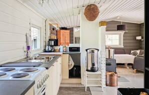 Refrigerador, horno, parrilla de estufa y cafetera y tetera 
