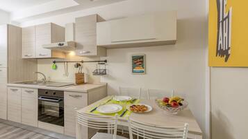 Réfrigérateur, four, plaque de cuisson, cafetiÚre/bouilloire