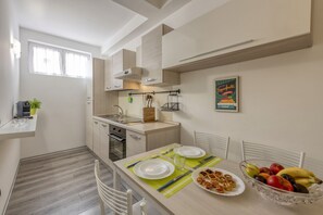 Refrigerador, horno, parrilla de estufa y cafetera y tetera