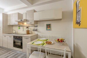 Fridge, oven, stovetop, coffee/tea maker