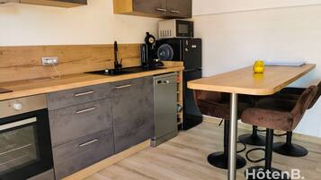 Een koelkast, een microgolfoven, een oven, een kookplaat