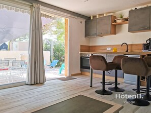 Fridge, microwave, oven, stovetop - Natural Escape: Air-Conditioned T2 BIS, Pools, and Private Estate in Fitou! (Fitou)