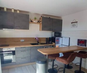 Fridge, microwave, oven, stovetop - Natural Escape: Air-Conditioned T2 BIS, Pools, and Private Estate in Fitou! (Fitou)