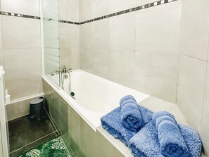 Secador de pelo y toallas