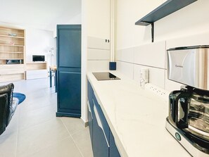 Réfrigérateur, four, cafetière/bouilloire, bouilloire électrique