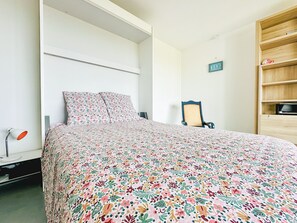 Tabla de planchar con plancha, wifi gratis, ropa de cama
