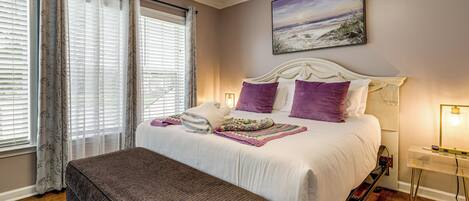 4 bedrooms, desk, iron/ironing board, internet (free)