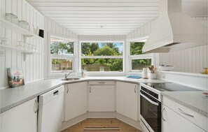 Fridge, oven, dishwasher, cookware/dishes/utensils - Amazing home in Hornbæk with WiFi (Hornbæk)
