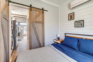 1 habitación, escritorio, tabla de planchar con plancha y internet 