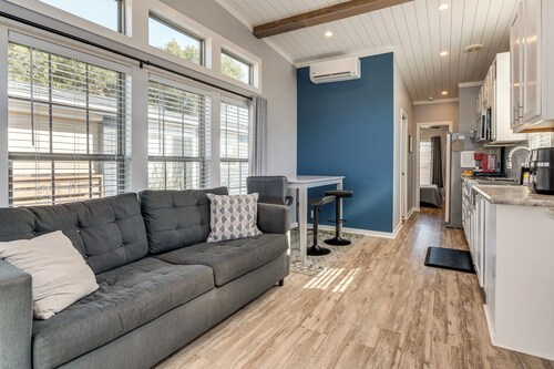 Community Pools & Hot Tub! East Austin Tiny Home