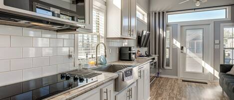 Réfrigérateur, micro-ondes, plaque de cuisson, cafetière/bouilloire