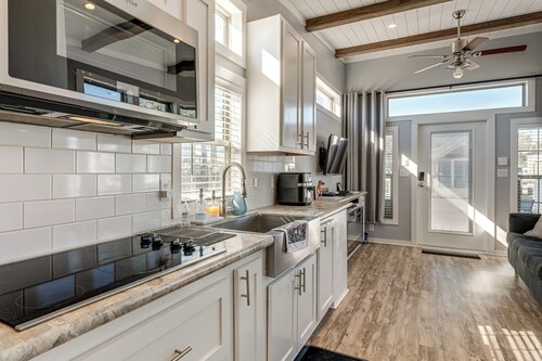 Austin Tiny Home: Fireplace, Shared Pool & Hot Tub