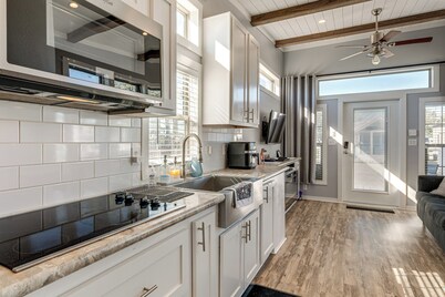 Austin Tiny Home: Fireplace, Shared Pool & Hot Tub