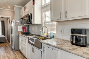 Geladeira, micro-ondas, cooktop, cafeteira/chaleira