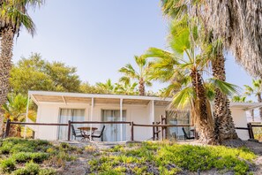 Standard-huone, 1 keskisuuri parisänky, osittainen merinäköala | Vuodevaatteet