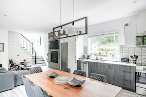 Fridge, microwave, oven, stovetop - Chalet L'estonia (La Conception)