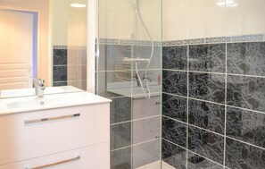 Shower - 3 bedroom amazing home in Razac-de-saussignac (razac-de-saussignac)
