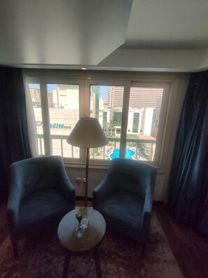 المنشأة من الداخل