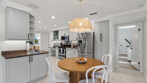 Geladeira, micro-ondas, fogão, cooktop