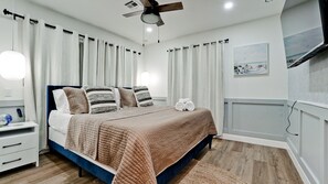 5 bedrooms, desk, iron/ironing board, travel crib - Resort Home Near Beach + Pool + Golf + Pickleball (Sarasota)