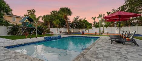 Alberca al aire libre y alberca climatizada