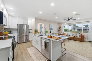 Jääkaappi, mikroaaltouuni, uuni, liesi